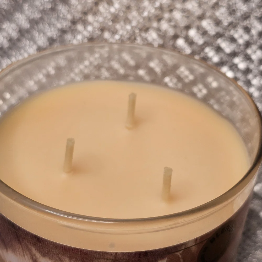 Cinnamon spiced vanilla and hot cocoa and cream candle by bath and body works - Picture 2 of 4